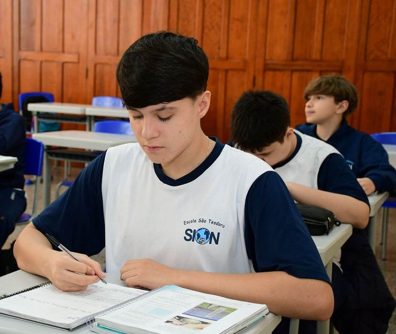 Aluna do Colégio Sion Vila Maria em atividade escolar